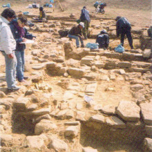 Excavation photo (Koukonissi, taking pupils from the Moudros primary school on a tour)