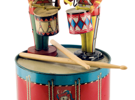 Tin lithograph drum with drumsticks, made by the French company “Hirschfeld Freres”. Dates back to approximately 1960. There are also two additional tin lithograph wind-up drummers, of American origin, dating back to the 1930s-1950s