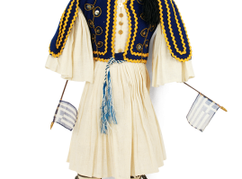 Large sized evzone made of cloth (height: 65 cm) with the characteristic dress and a crown on his fez. This kind of evzones, named Zarkos were destined both for the Greek market and that of the USA. They were mailed in a box containing an English brochure where the evzone introduced himself and speaking about the glorious history of Greece. From the 1960s