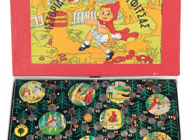 «Το παιχνίδι της Κοκκινοσκουφίτσας»: στο εσωτερικό του χαρτόνι φέρει επικολλημένη έγχρωμη λιθογραφία, επί της οποίας αριθμημένες οπές και εικονογραφημένα στιγμιότυπα από το παραμύθι