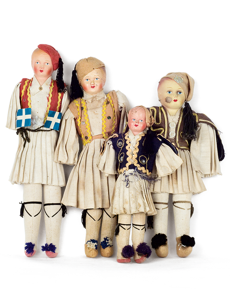 Τέσσερα πάνινα ευζωνάκια με κεφάλι από παπιέ μασέ και τη χαρακτηριστική στολή – ενδυμασία με φουστανέλα, τσαρούχια και φέσι. Διαφόρων κατασκευαστών από την περίοδο 1930-50