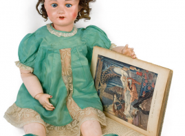 Ομιλώσα κούκλα της γαλλικής εταιρείας SFB, με κεφάλι από bisquit, γύρω στο 1900, μαζί με γαλλικό παιδικό βιβλίο με παραμύθια του Σαρλ Περρώ