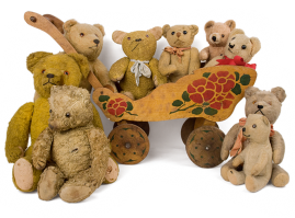 Αρκουδάκια τύπου Teddy Bear, διαφόρων ξένων εταιρειών, των δεκαετιών 1930-50, μαζί με ελληνικό λαϊκότροπο ξύλινο καρότσι κούκλας