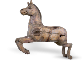 Ξύλινο άλογο από πραγματικό καρουζέλ σε φυσικό μέγεθος. Αγγλικής πιθανόν προέλευσης, από τις αρχές του 20ού αιώνα
